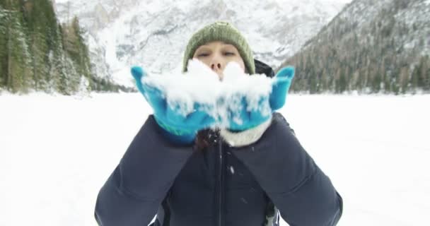 Ένα Βουνό Κορίτσι Παίζει Χιονόμπαλες — Αρχείο Βίντεο