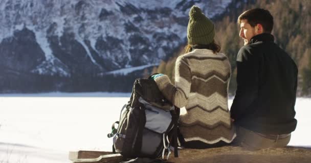 Una Chica Descansa Relaja Viendo Montañas Nevadas Frente Ellas Abrazadas — Vídeos de Stock