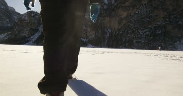 スローモーション少女の森の中や雪の中で散策 純粋な空気 山の自然の中での笑顔 バックパックをハイキングで歩いています コンセプト リラクゼーション ハイキング — ストック動画