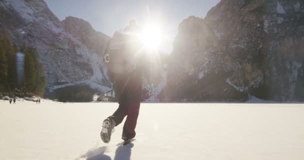 Slow Motion Van Een Meisje Wandelingen Door Het Bos Sneeuw — Stockvideo
