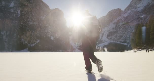 Slow Motion Van Een Meisje Wandelingen Door Het Bos Sneeuw — Stockvideo