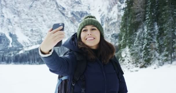 Στα Βουνά Στις Διακοπές Ένα Κορίτσι Χρησιμοποιεί Ένα Κινητό Τηλέφωνο — Αρχείο Βίντεο