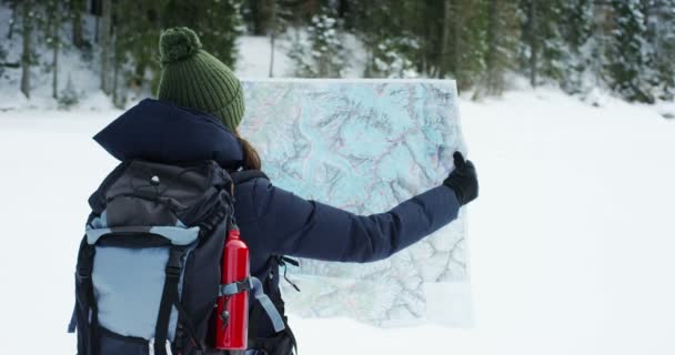 一个在山上度假的美丽女孩看着地图 以免迷路 了解地图在哪里 — 图库视频影像