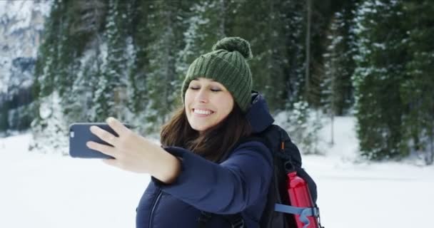 Montagna Vacanza Una Ragazza Utilizza Telefono Cellulare Uno Smartphone Messaggiare — Video Stock