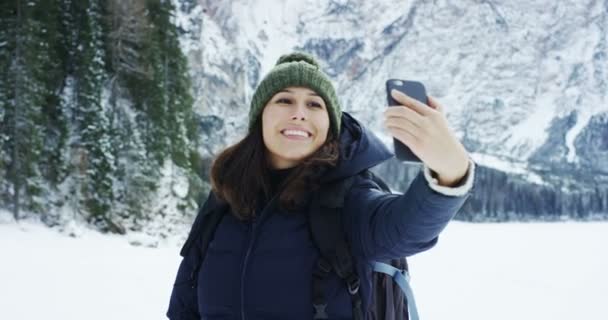 Montagna Vacanza Una Ragazza Utilizza Telefono Cellulare Uno Smartphone Messaggiare — Video Stock