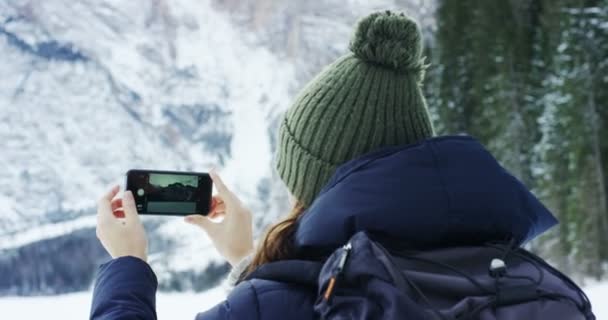 Montanhas Férias Uma Menina Usa Telefone Celular Smartphone Para Mensagens — Vídeo de Stock