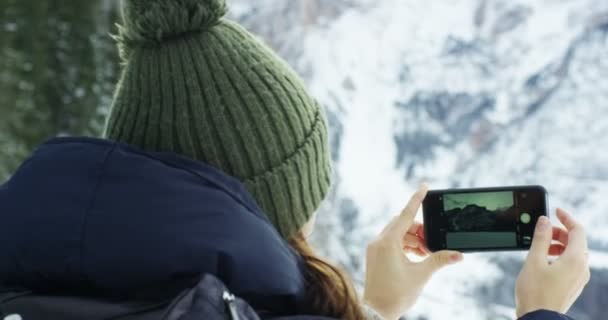 Montanhas Férias Uma Menina Usa Telefone Celular Smartphone Para Mensagens — Vídeo de Stock