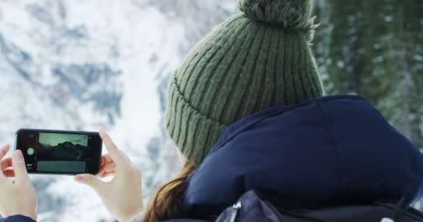 Den Bergen Urlaub Benutzt Ein Mädchen Ein Handy Oder Smartphone — Stockvideo