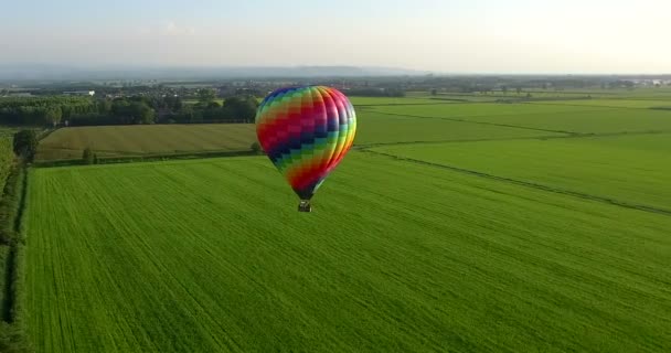 一个热气球在天空中自由旅行的空中图像 在大自然的绿色中充满了色彩 幸福和旅行的概念 — 图库视频影像
