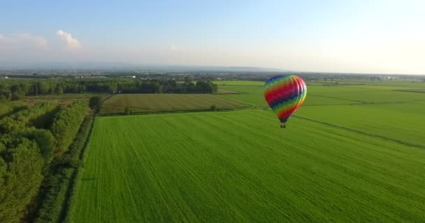 Imagen Aérea Globo Aerostático Que Viaja Libre Cielo Lleno Colores — Vídeo de stock