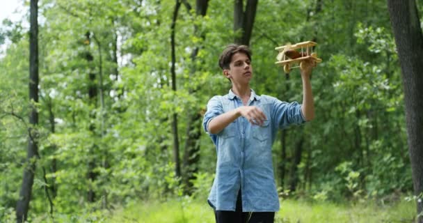 Νεαρό Αγόρι Ένα Καταπράσινο Δάσος Στη Φύση Αναπνεύστε Βαθιά Αργή — Αρχείο Βίντεο