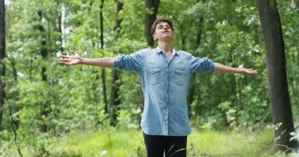 Video Cámara Lenta Del Joven Hombre Caucásico Pie Bosque Extendiendo — Vídeos de Stock