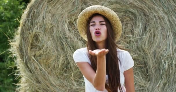 Солнечный Летний День Счастливая Женщина Крутой Шляпе Радуется Посылает Поцелуй — стоковое видео