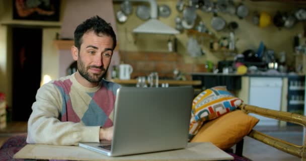 Кавказский Мужчина Работает Ноутбуком Кухне — стоковое видео