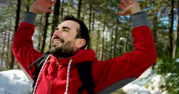 Video Turista Cestující Muže Sobě Červenou Bundu Batoh Zimním Lese — Stock video