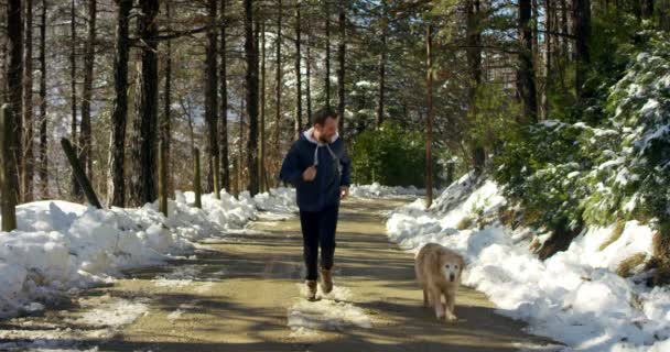 Homme Caucasien Courir Avec Dieu Dans Forêt Sur Route — Video