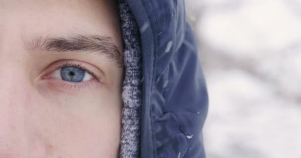 ビデオ撮影男顔 青い目で 冬に屋外に立っている男の顔の部分的なビューを閉じます — ストック動画