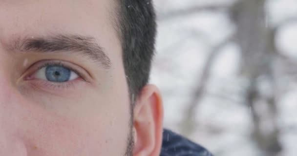 Nahaufnahme Videoaufnahme Männergesicht Teilansicht Des Gesichts Mit Blauem Auge Mann — Stockvideo