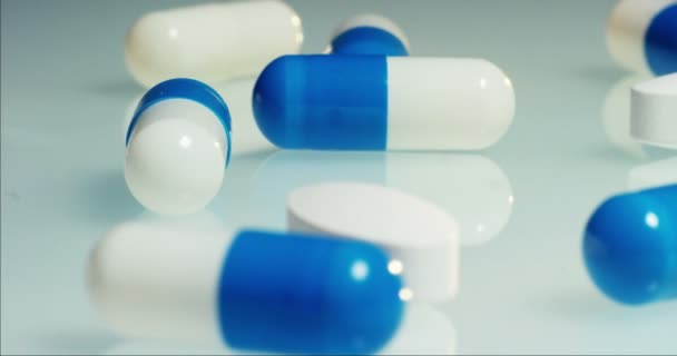 Macro Vídeo Tiro Cápsulas Antibiótico Azul — Vídeo de Stock