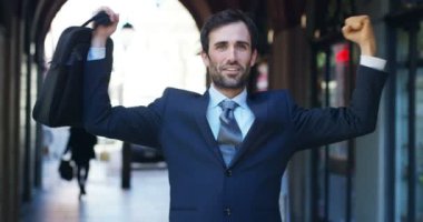 Açık havada başarı kutluyor ve servis talebi ve ihale, ağır çekim takım elbise ve boyun kravat mutlu yakışıklı işadamı video