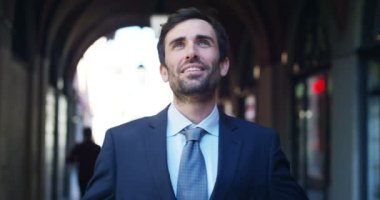 mutlu başarılı beyaz işadamı el kadar yükselen ağır çekim video