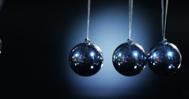 pendule en billes d'acier marquent le temps au ralenti 