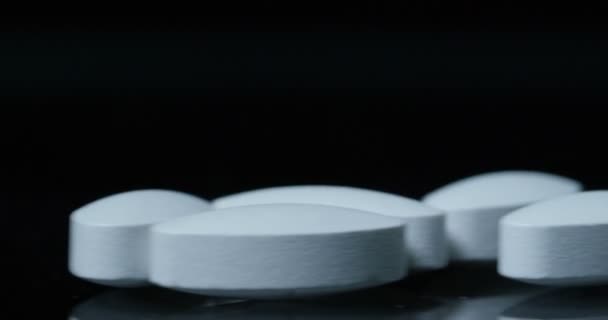Macro Vídeo Tiro Pílulas Antibiótico Branco Fundo Preto — Vídeo de Stock