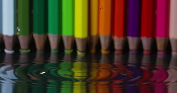 Vídeo Lápis Coloridos Para Desenhar Superfície Água — Vídeo de Stock