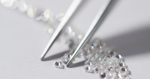宝石類の金細工職人は 高級華麗なダイヤモンドの品質をチェックします 高い口径のダイヤモンドは輝き光の純粋です コンセプト ジュエリー 豪華さ 華やかさ 光沢とゴールドスミス — ストック動画