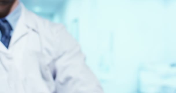 Video Medico Uomo Che Indossa Cappotto Bianco Mostra Medicina Blu — Video Stock