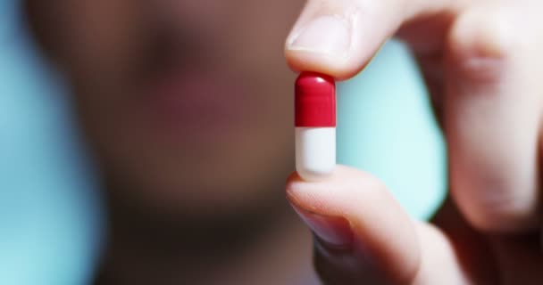 Video Člověka Ukazuje Červenou Pilulku — Stock video