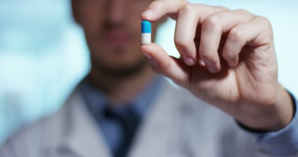 Vidéo Homme Médecin Portant Manteau Blanc Montrant Pilule — Video