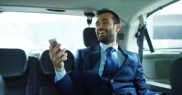 Video Caucasian Businessman Suit Neck Tie Sitting Car Browsing Mobile — Stock Video