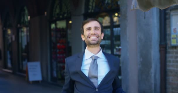 양복과 넥타이 성공을 케이스 슬로우 모션을 잘생긴 사업가의 비디오 — 비디오