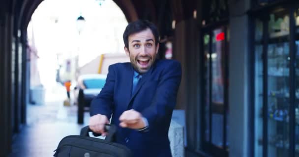 スーツと首のネクタイ ケース バッグ スローモーションを押し成功屋外を祝う幸せなハンサムな実業家のビデオ — ストック動画