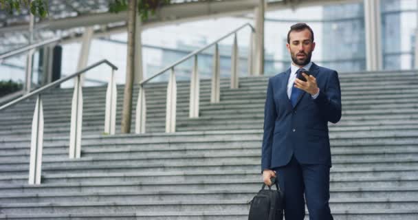 Vídeo Empresário Caucasiano Terno Pescoço Gravata Navegação Celular Lendo Mensagem — Vídeo de Stock