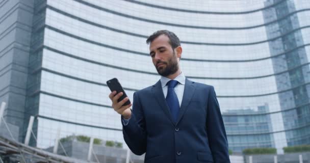 Vídeo Empresário Caucasiano Terno Pescoço Gravata Navegação Telefone Celular Sorrindo — Vídeo de Stock