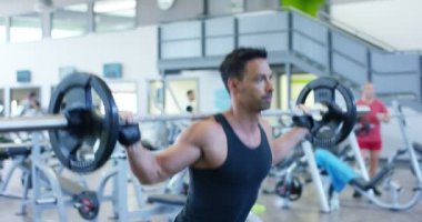 Spor salonunda, adam vücut geliştirmeci çalışır bir halter bench press, triceps, büyük pectorals kas, anterior deltoid kas geliştirme kavramı aşk spor, spor salonuna doğru ince vücut yemek, sağlıklı gidelim.