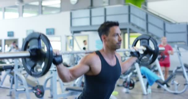 Spor Salonunda Adam Vücut Geliştirmeci Çalışır Bir Halter Bench Press — Stok video