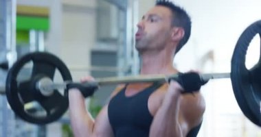 Spor salonunda, adam vücut geliştirmeci çalışır bir halter bench press, triceps, büyük pectorals kas, anterior deltoid kas geliştirme kavramı aşk spor, spor salonuna doğru ince vücut yemek, sağlıklı gidelim.