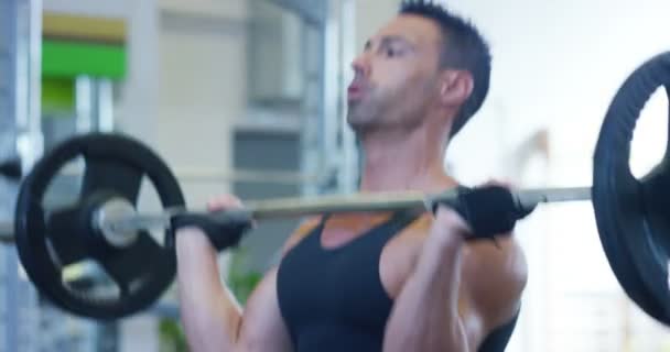 Άντρας Bodybuilder Στο Γυμναστήριο Λειτουργεί Ένα Barbell Τύπος Πάγκων Βελτίωση — Αρχείο Βίντεο