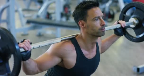 Culturista Guy Gimnasio Trabaja Con Una Barra Press Banca Mejorar — Vídeo de stock