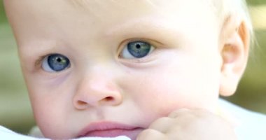 Yaşam, en iyi anları sevgi dolu, mutlu ve genç bir anne bebeğini sarılmak. sevgi, Aile ve mutluluk kavramı kavramı: çocuk, çocuk, Bebek, bebekler