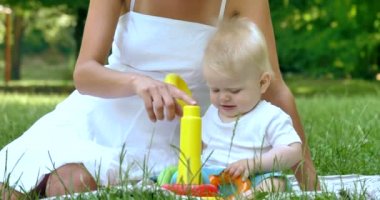 Yaşam, en iyi anları sevgi dolu, mutlu ve genç bir anne bebeğini sarılmak. sevgi, Aile ve mutluluk kavramı kavramı: çocuk, çocuk, Bebek, bebekler