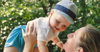 Yaşam, en iyi anları sevgi dolu, mutlu ve genç bir anne bebeğini sarılmak. sevgi, Aile ve mutluluk kavramı kavramı: çocuk, çocuk, Bebek, bebekler