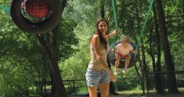 Yaşam, en iyi anları sevgi dolu, mutlu ve genç bir anne bebeğini sarılmak. sevgi, Aile ve mutluluk kavramı kavramı: çocuk, çocuk, Bebek, bebekler