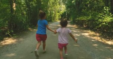 Yaşam, en iyi anları sevgi dolu, mutlu ve genç bir anne bebeğini sarılmak. sevgi, Aile ve mutluluk kavramı kavramı: çocuk, çocuk, Bebek, bebekler