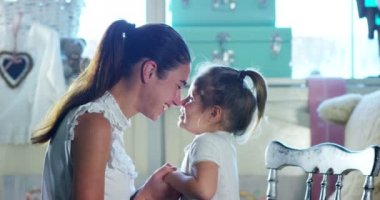 Evde, yatak odasında anne ve kızı oynamak ve makyaj, saç birlikte tarama yaptım. Anne ve kızı gülümseyen güzellik hileler çalışırken. Konsept: Güzellik, Aile, eğlence, anılar.