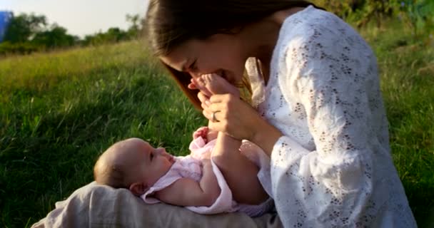 Mama Dziewczynka Gra Szczęśliwie Przyrodzie Matka Bierze Dziecko Rękach Zrelaksować — Wideo stockowe