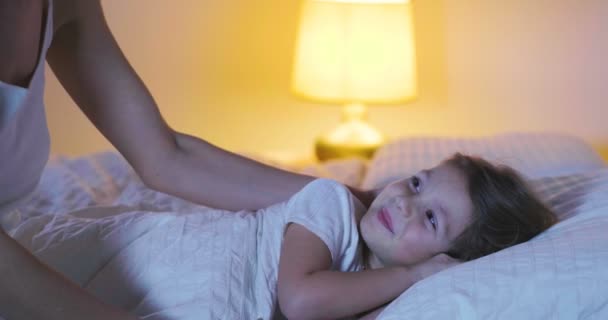 Bonne Nuit Mère Petite Fille Qui Dort Nuit Dans Chambre — Video